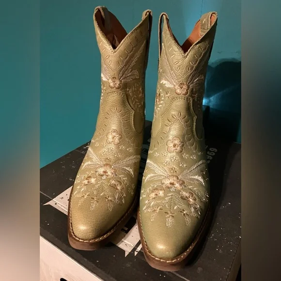 Dingo Metallic Gold Primrose Floral Embroidered Heeled Boots - Picture 2 of 8